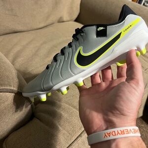 Nike mens legend 10 academy soccer  Cleats 
 (DV4337 001) no box size 9